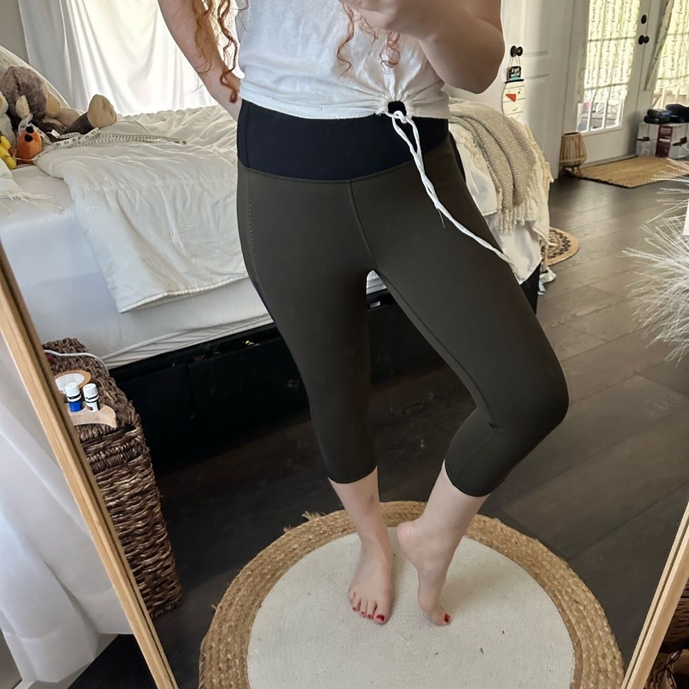 Lululemon Women’s 6 Olive Green Smooth Stride Crop Mesh Leggings